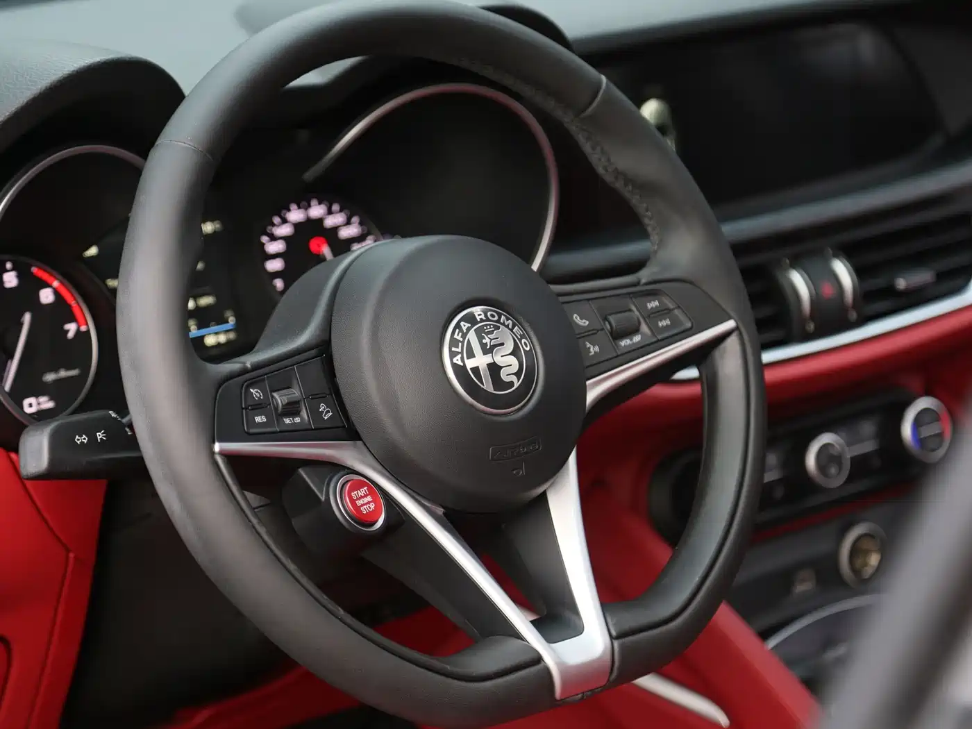 Alfa Romeo Stelvio 2019 2017 2.0T 200HP Luxury Edition