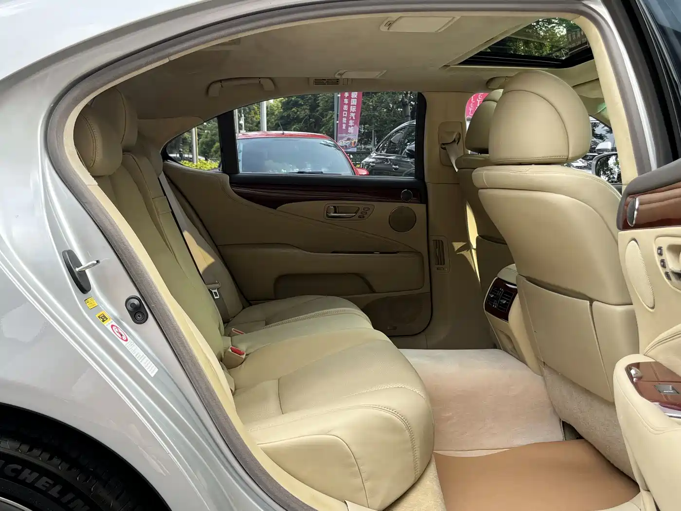 Фото 19 - Lexus LS
