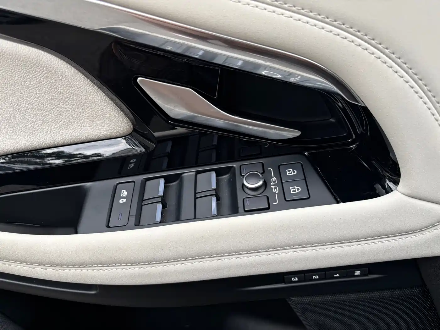 Land Rover Range Rover Evoque 2023 Range Rover Evoque L 249PS Luxury Edition фото 17