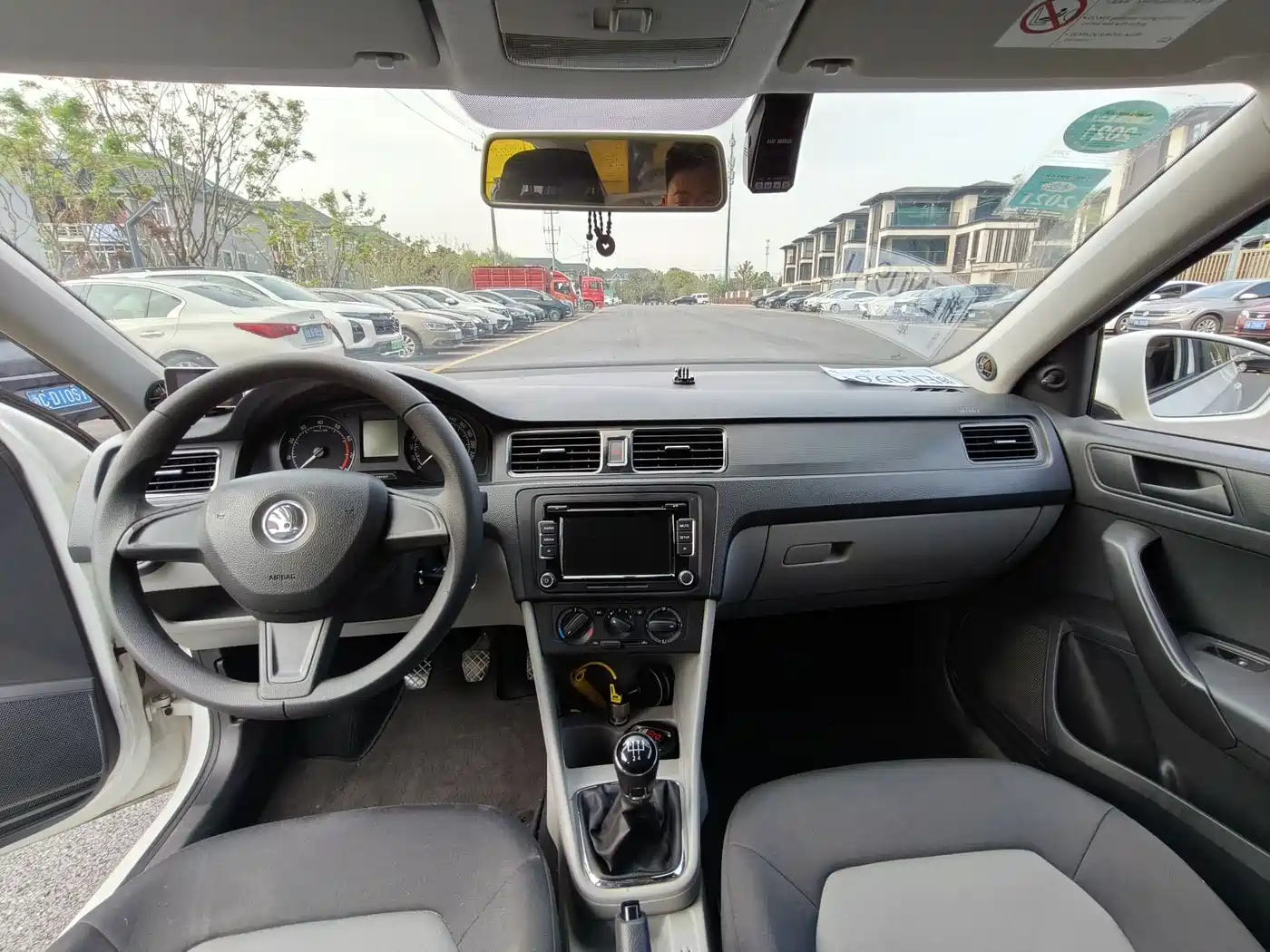 Škoda Rapid 2015 1.6L Manual Joy Selection фото 5
