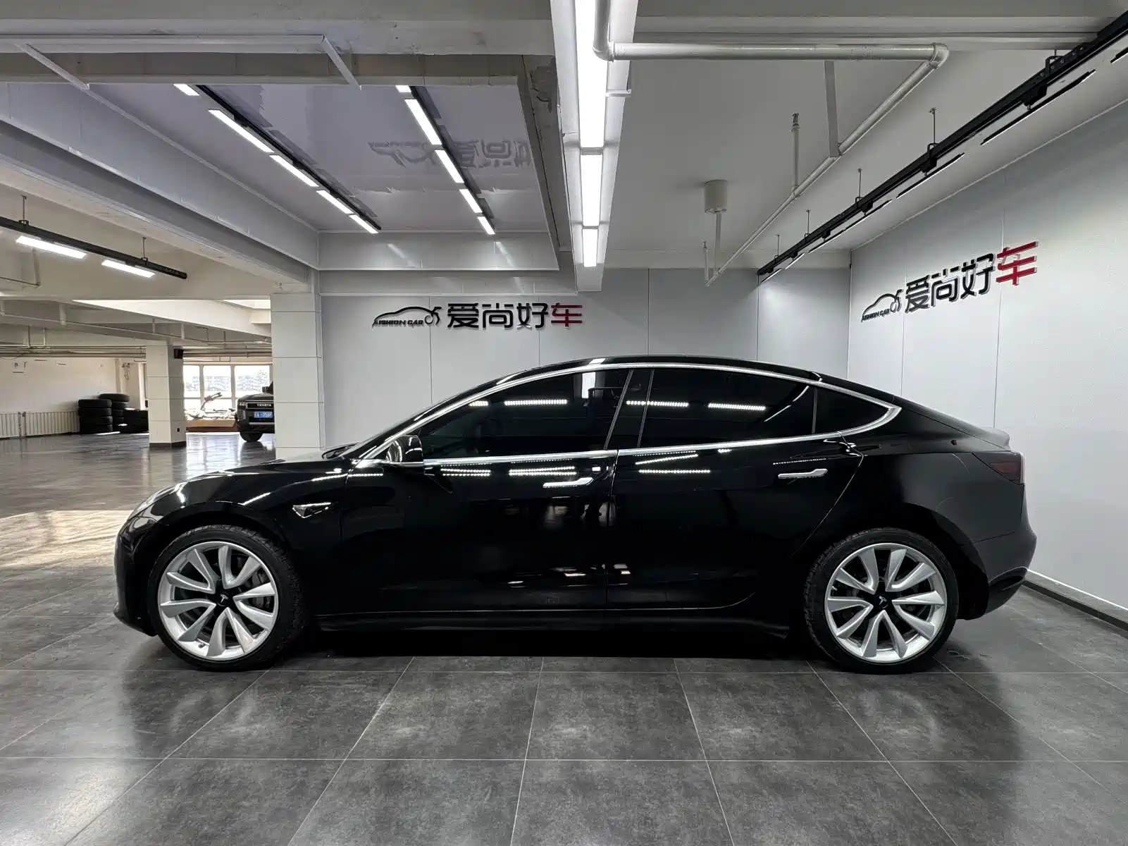 Фото 4 - Tesla Model 3