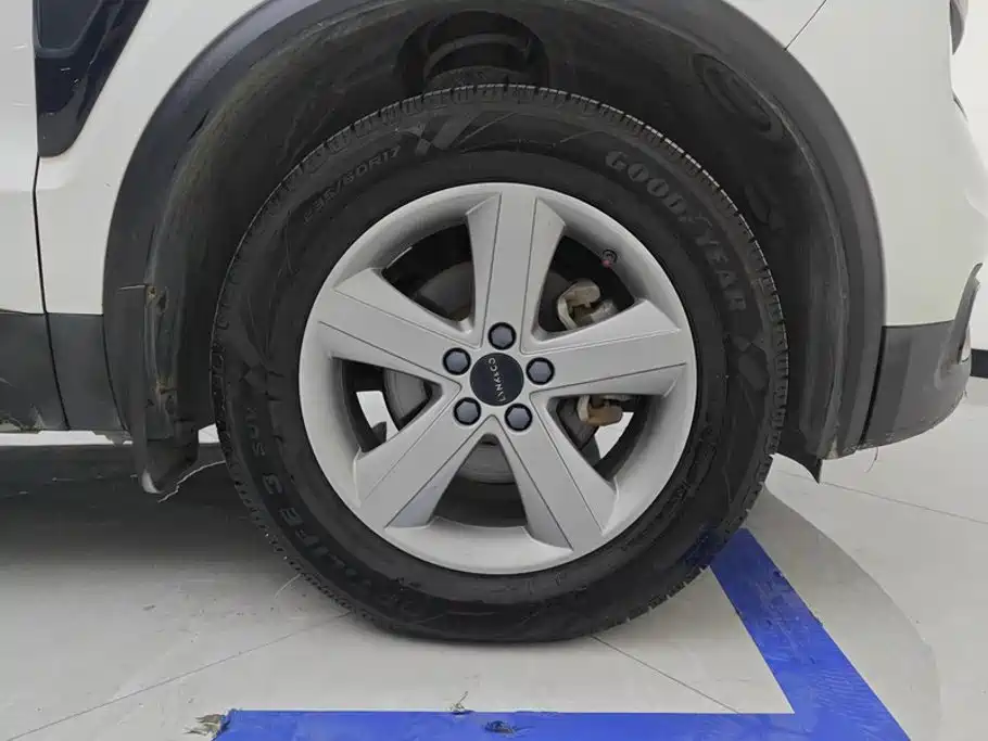 Фото 6 - Lynk & Co 01
