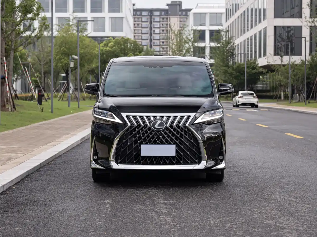 Lexus LM 2020 300h Seven-Seater Elegance Edition фото 2