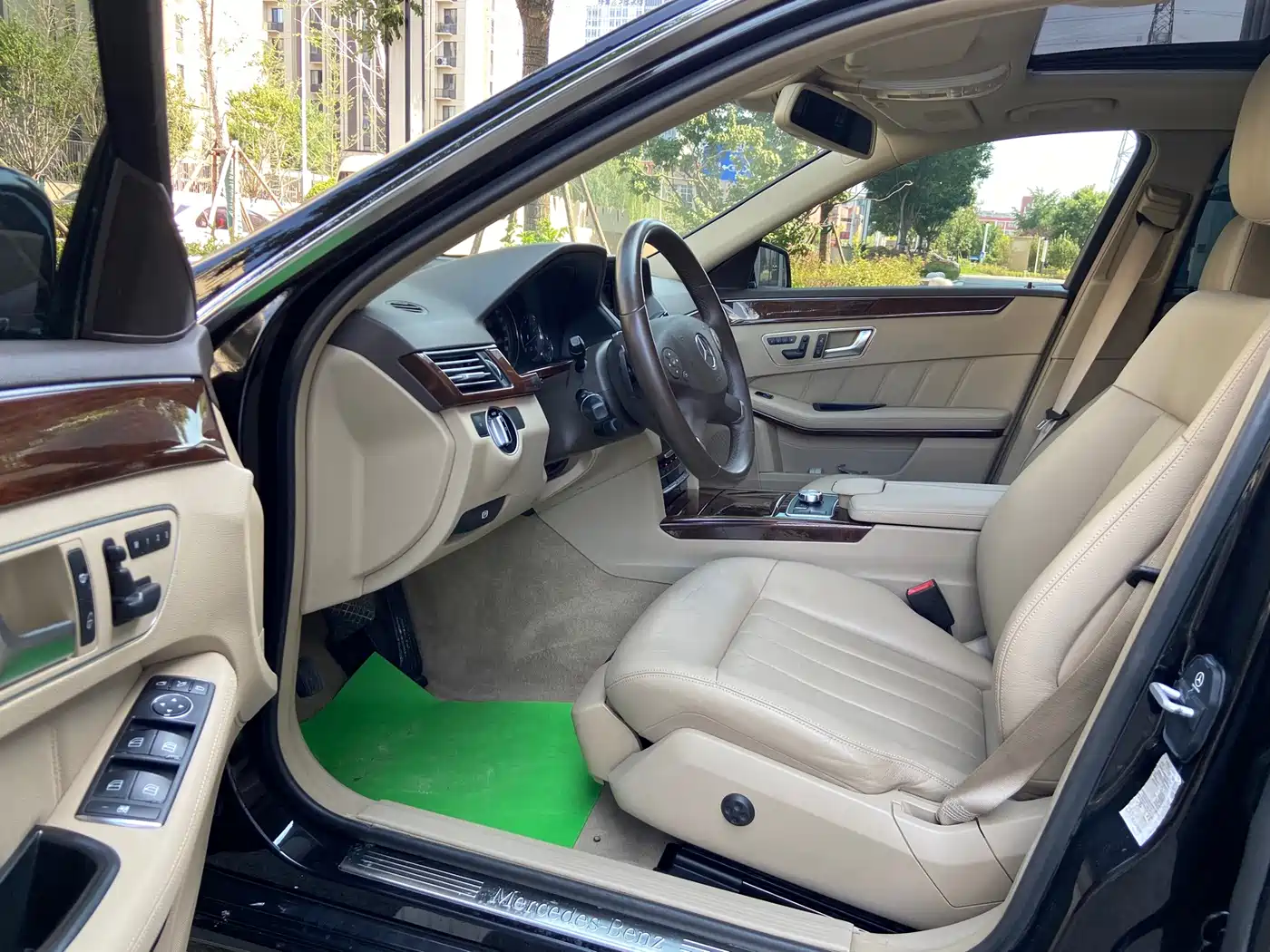 Photo 9 - Mercedes-Benz E-Class