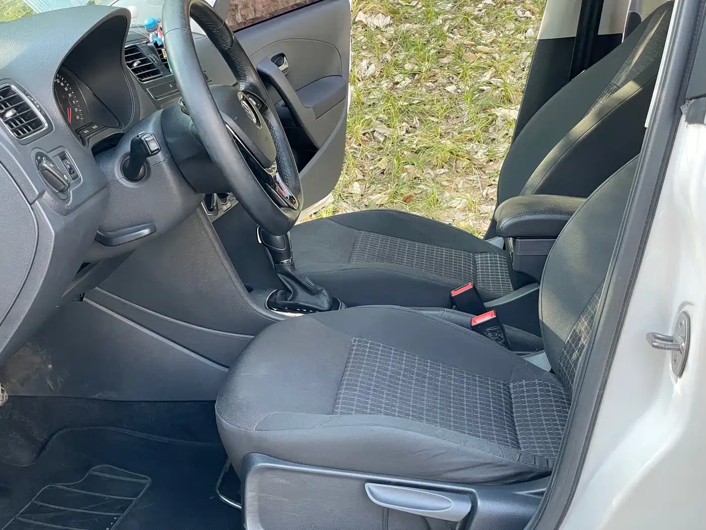 Volkswagen Polo 2016 1.6L Automatic Comfort фото 6