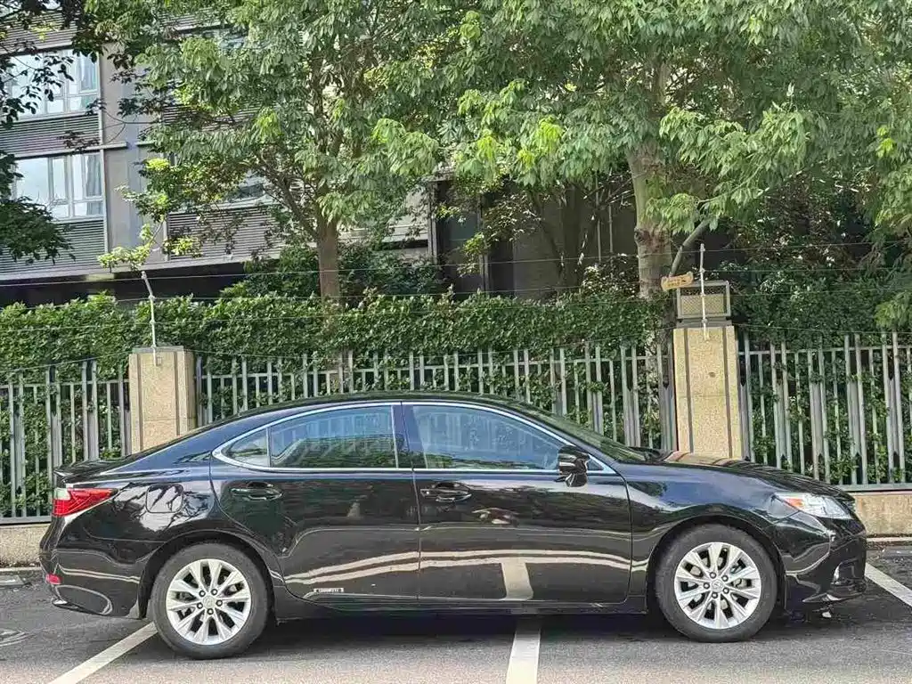 Фото 4 - Lexus ES