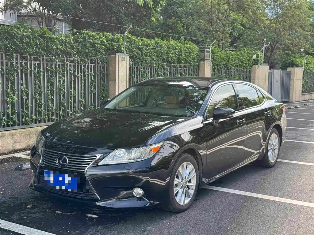 Фото 2 - Lexus ES