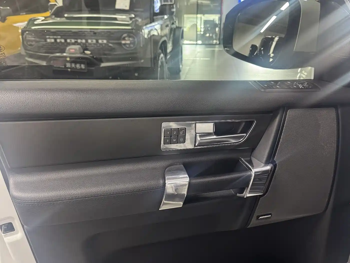 Land Rover Discovery 2015 3.0 SC V6 HSE фото 14