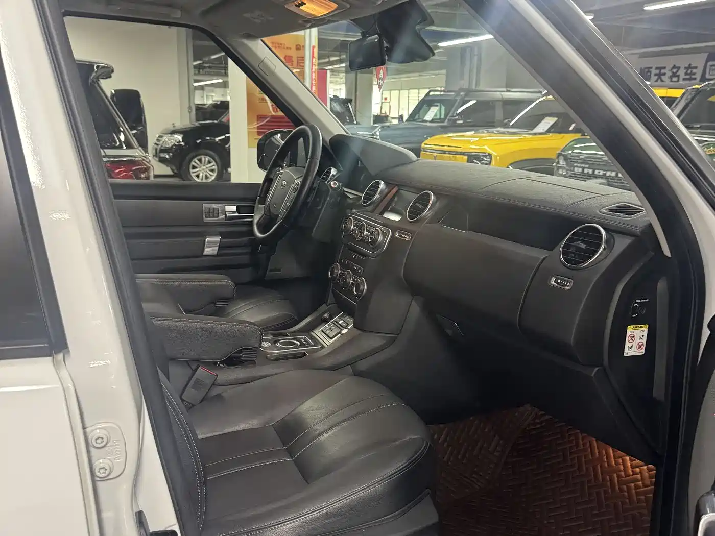 Land Rover Discovery 2015 3.0 SC V6 HSE фото 18