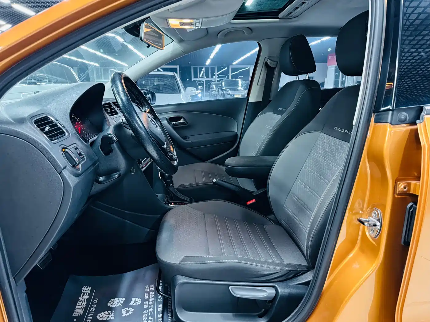 Volkswagen Polo 2014 1.6L Cross Polo Automatic фото 8