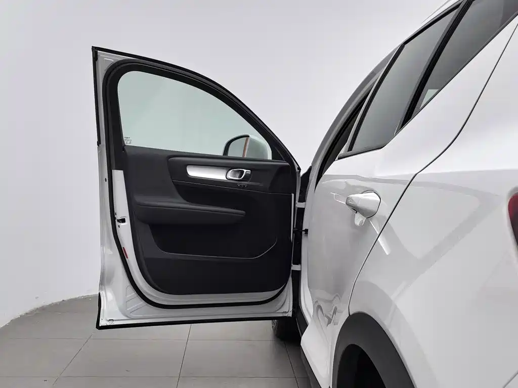 Фото 8 - Volvo XC40