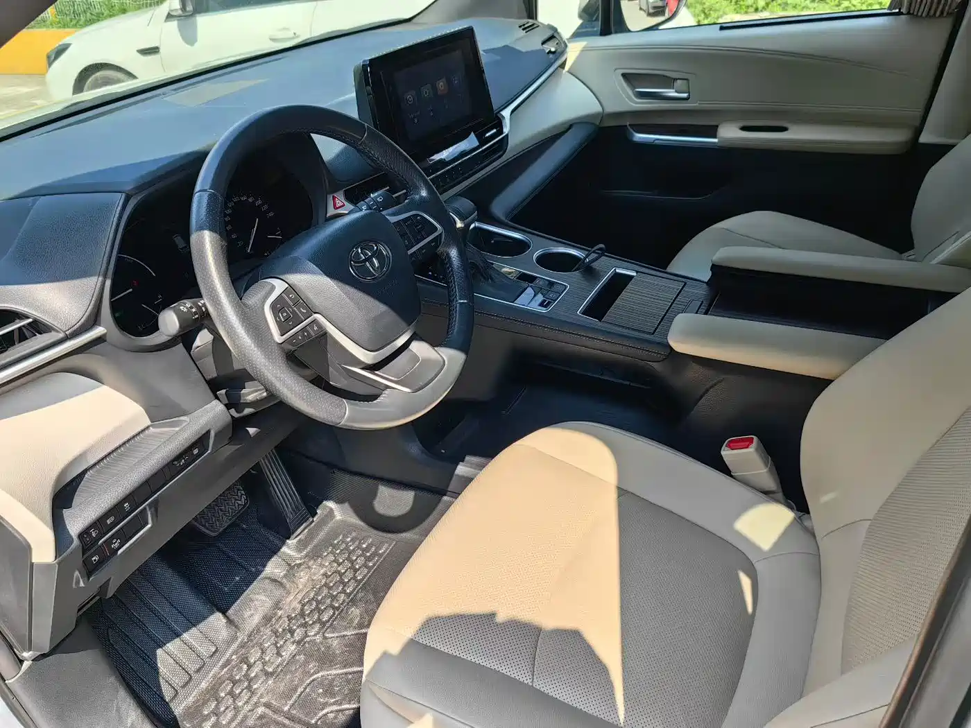Toyota Sienna 2021 2.5L Hybrid Luxury Edition фото 3