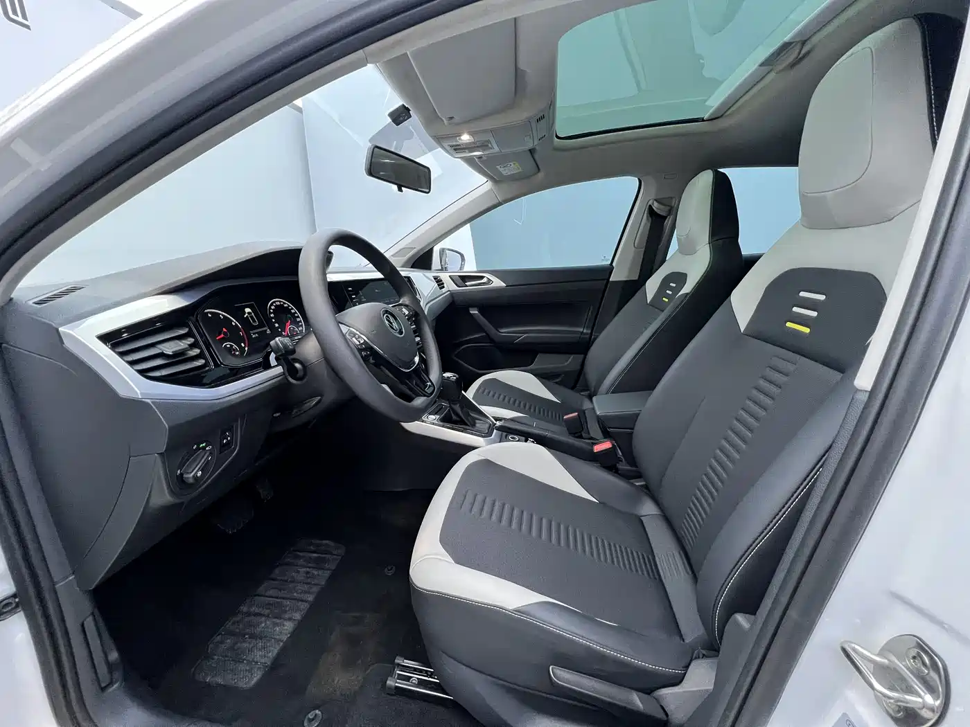 Volkswagen Polo 2021 Plus 1.5L Automatic Colorful Tech Edition фото 3