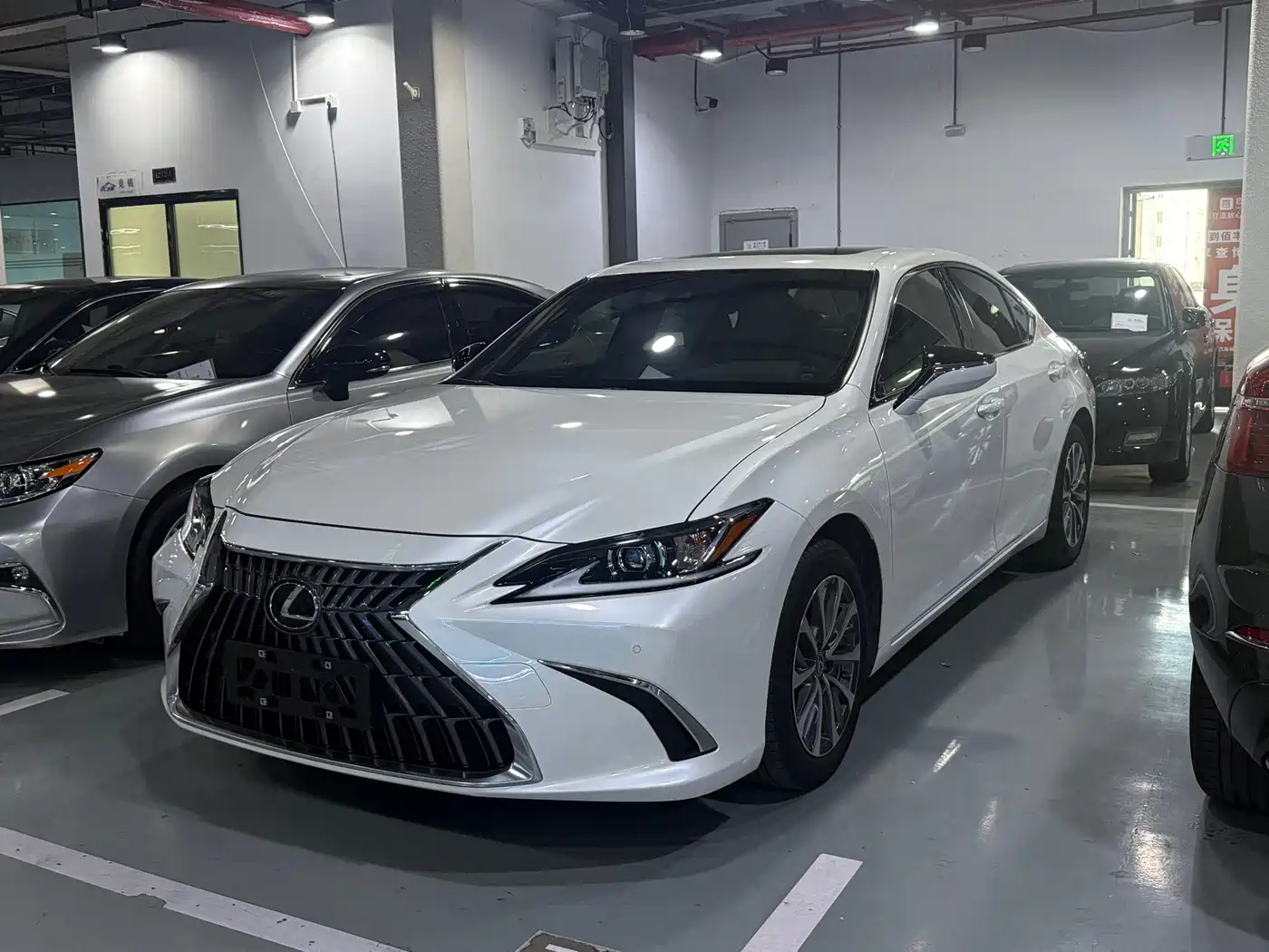 Фото 1 - Lexus ES