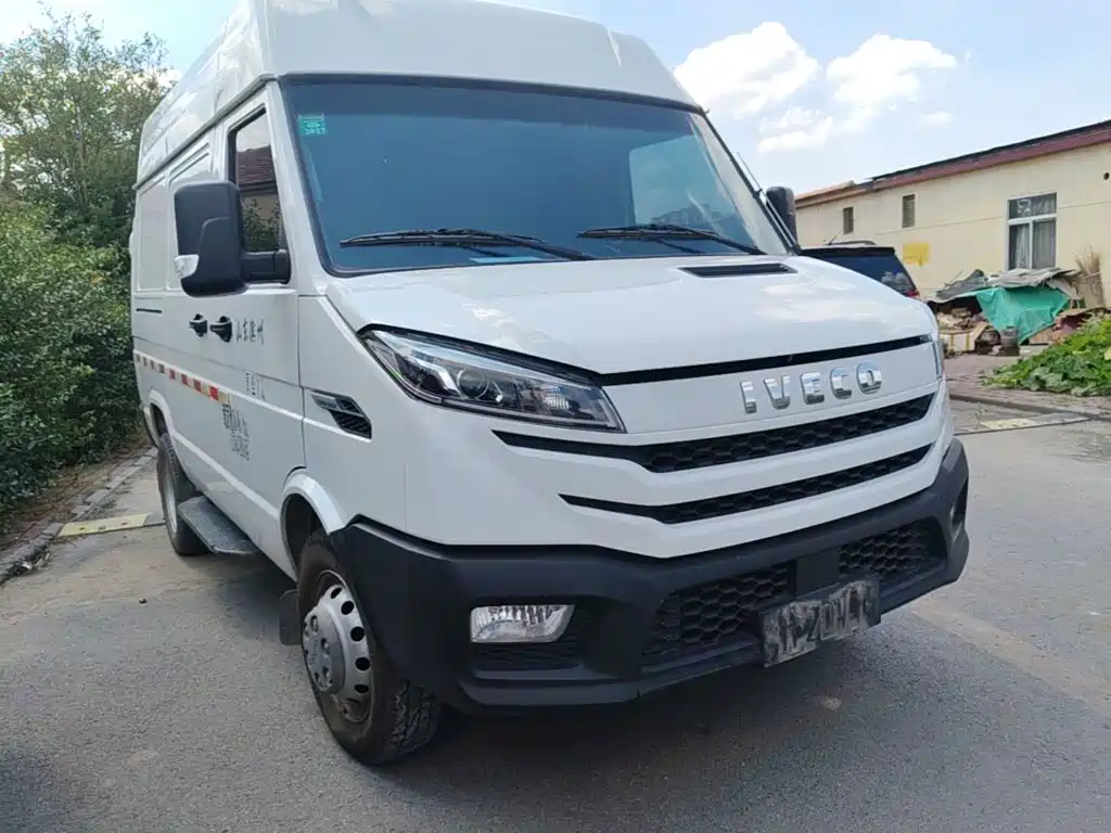 Iveco Daily 2024 2023 2.8T V35 Van Short Wheelbase Medium Roof Dual Tire Sliding Door 2-3 Seats