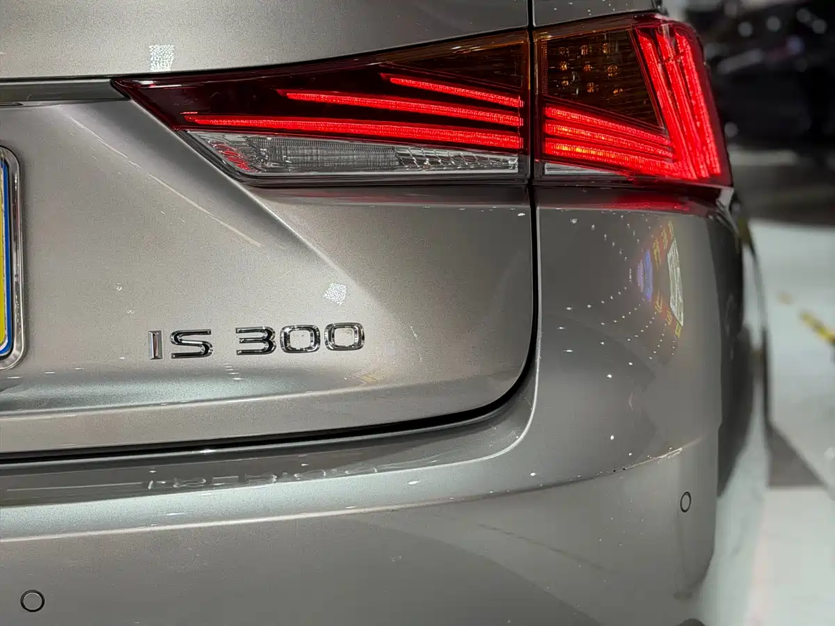 Lexus IS 2017 300 F SPORT фото 24
