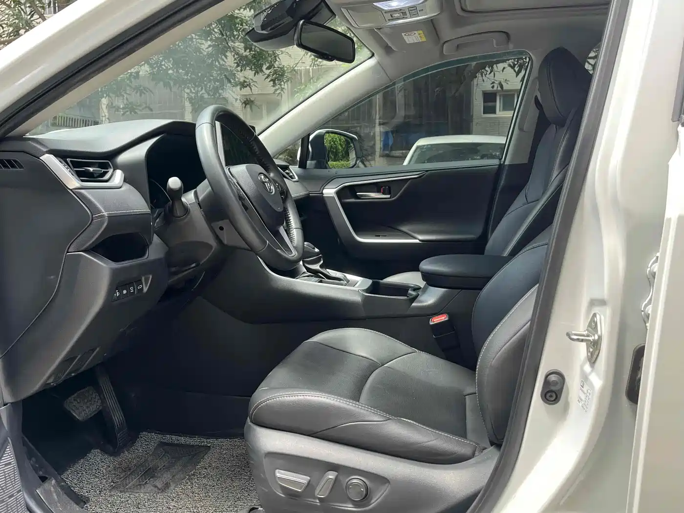 Toyota Wildlander 2022 2.0L CVT FWD Luxury Edition фото 8