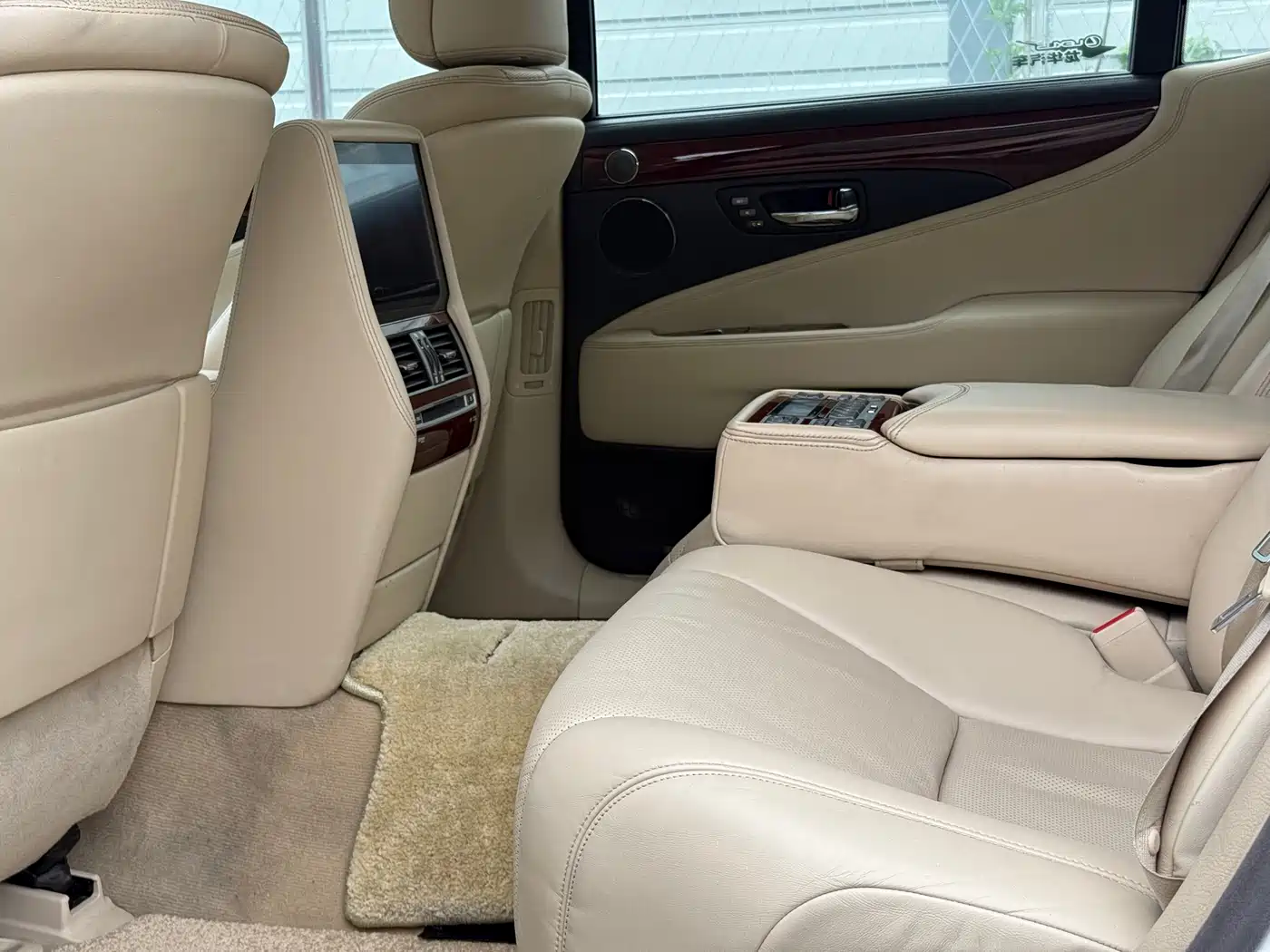 Lexus LS 2010 600hL фото 8