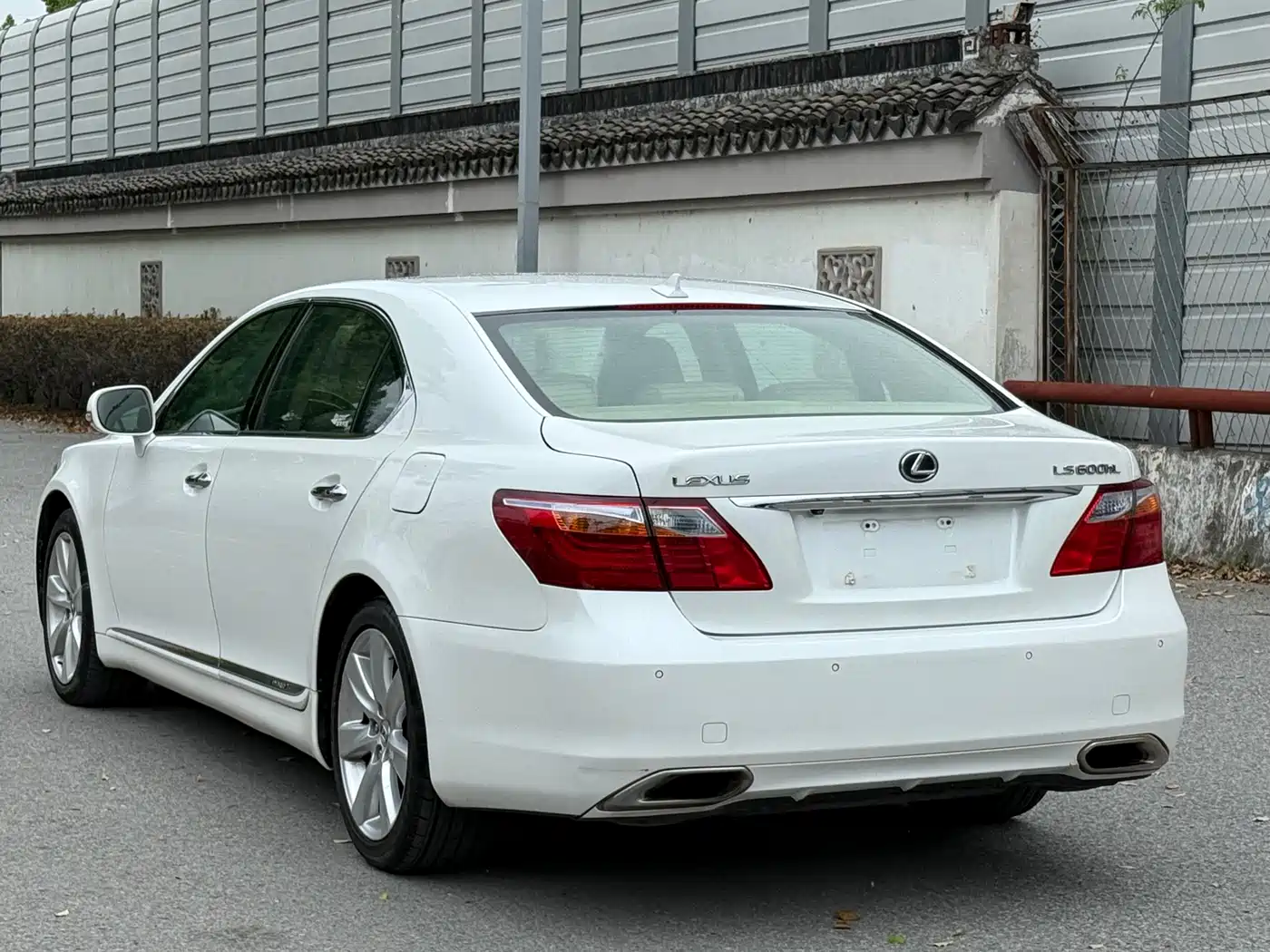 Lexus LS 2010 600hL фото 5