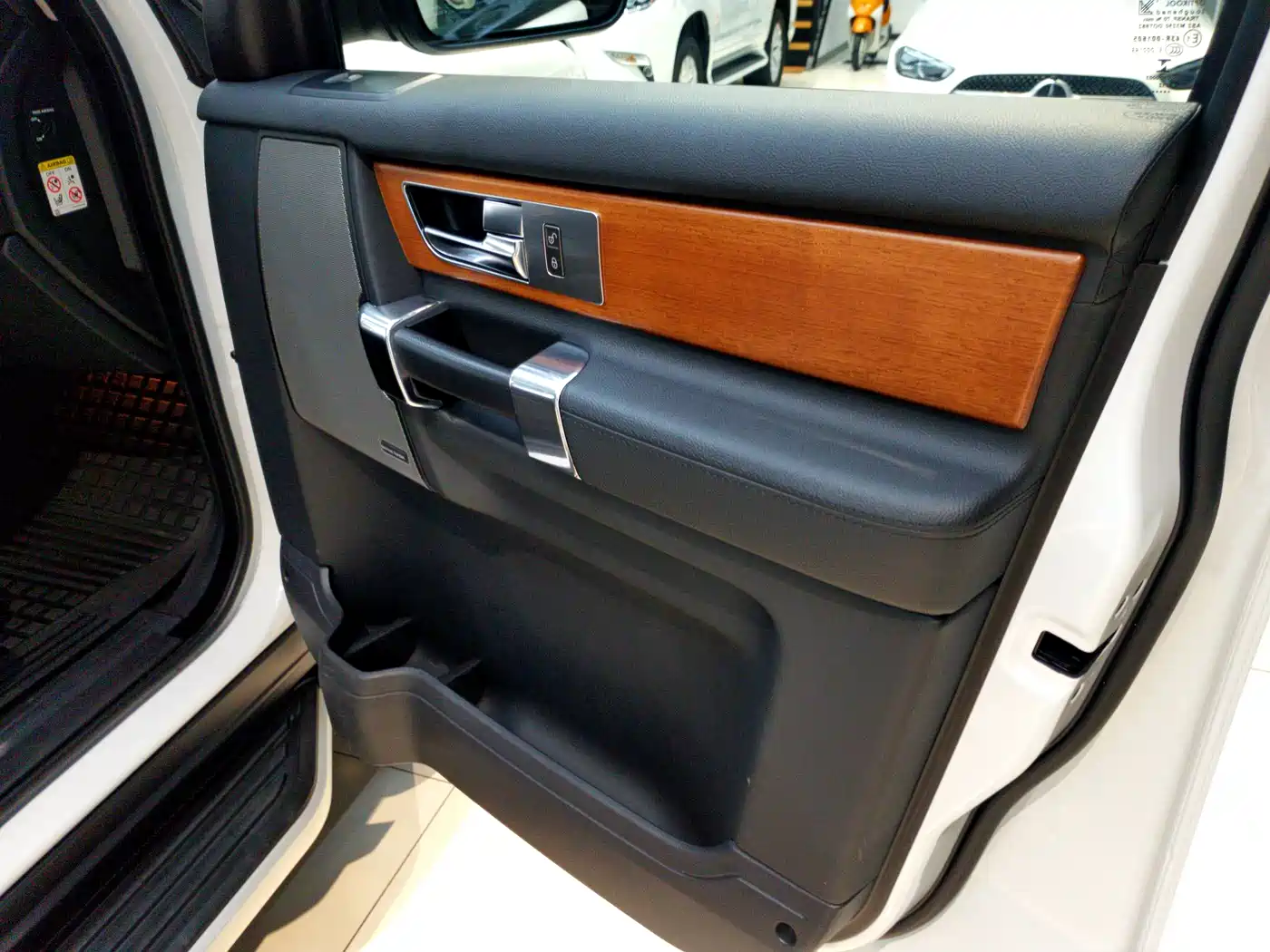 Land Rover Discovery 2013 3.0 SDV6 HSE Diesel фото 14