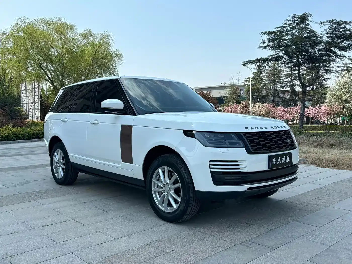 Land Rover Range Rover 2022 3.0 L6 360PS Golden Age Edition фото 3