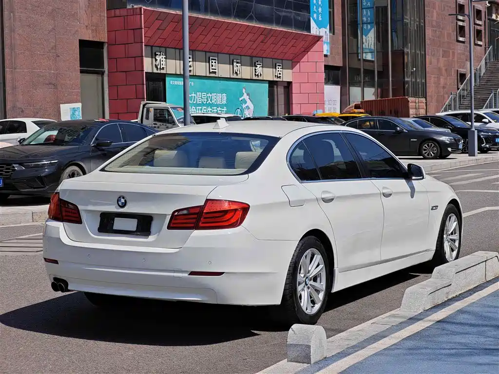 BMW 5 Series 2011 528Li Leading фото 10
