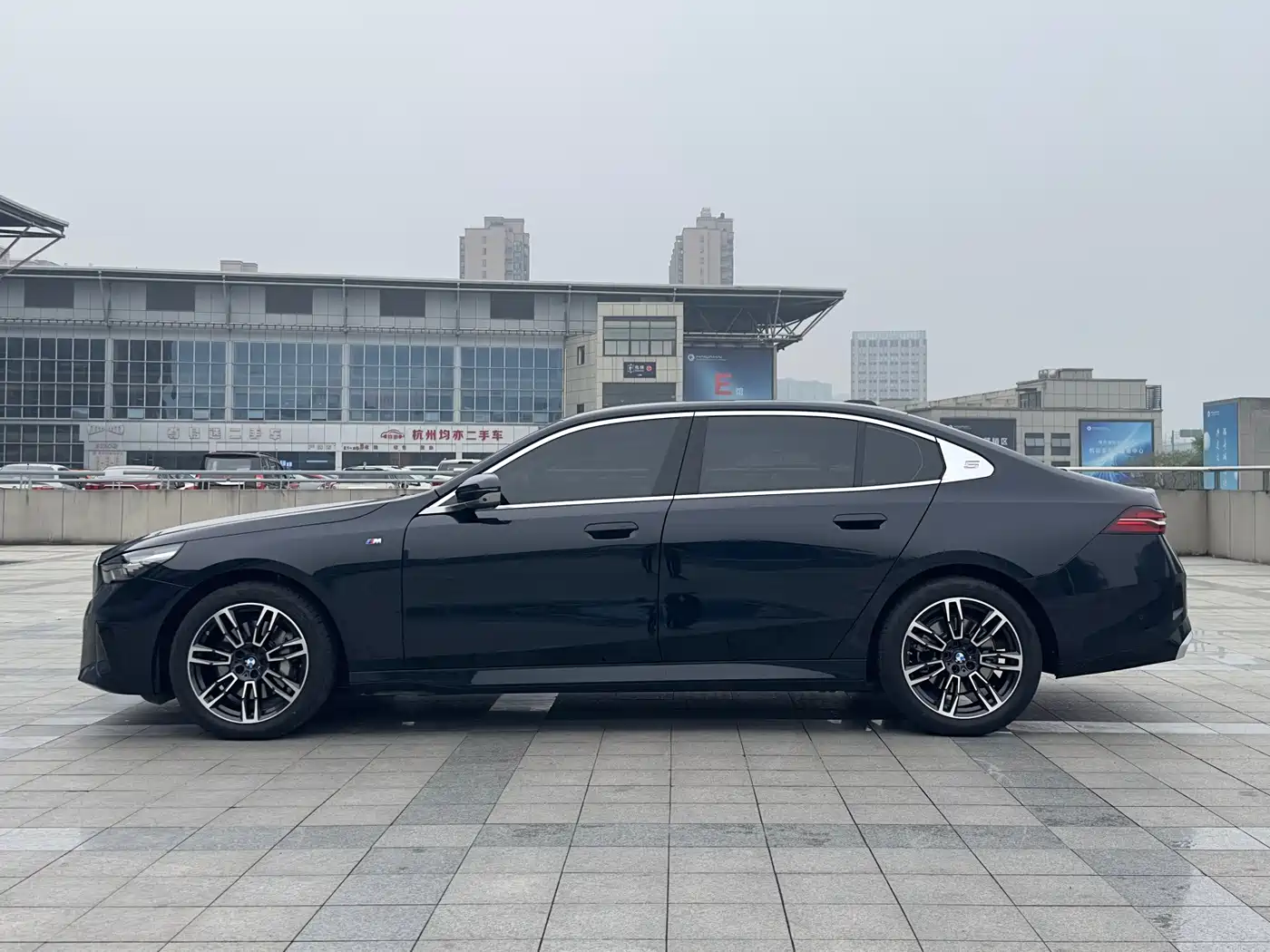 BMW 5 Series 2024 530Li Leading M Sport Package фото 4