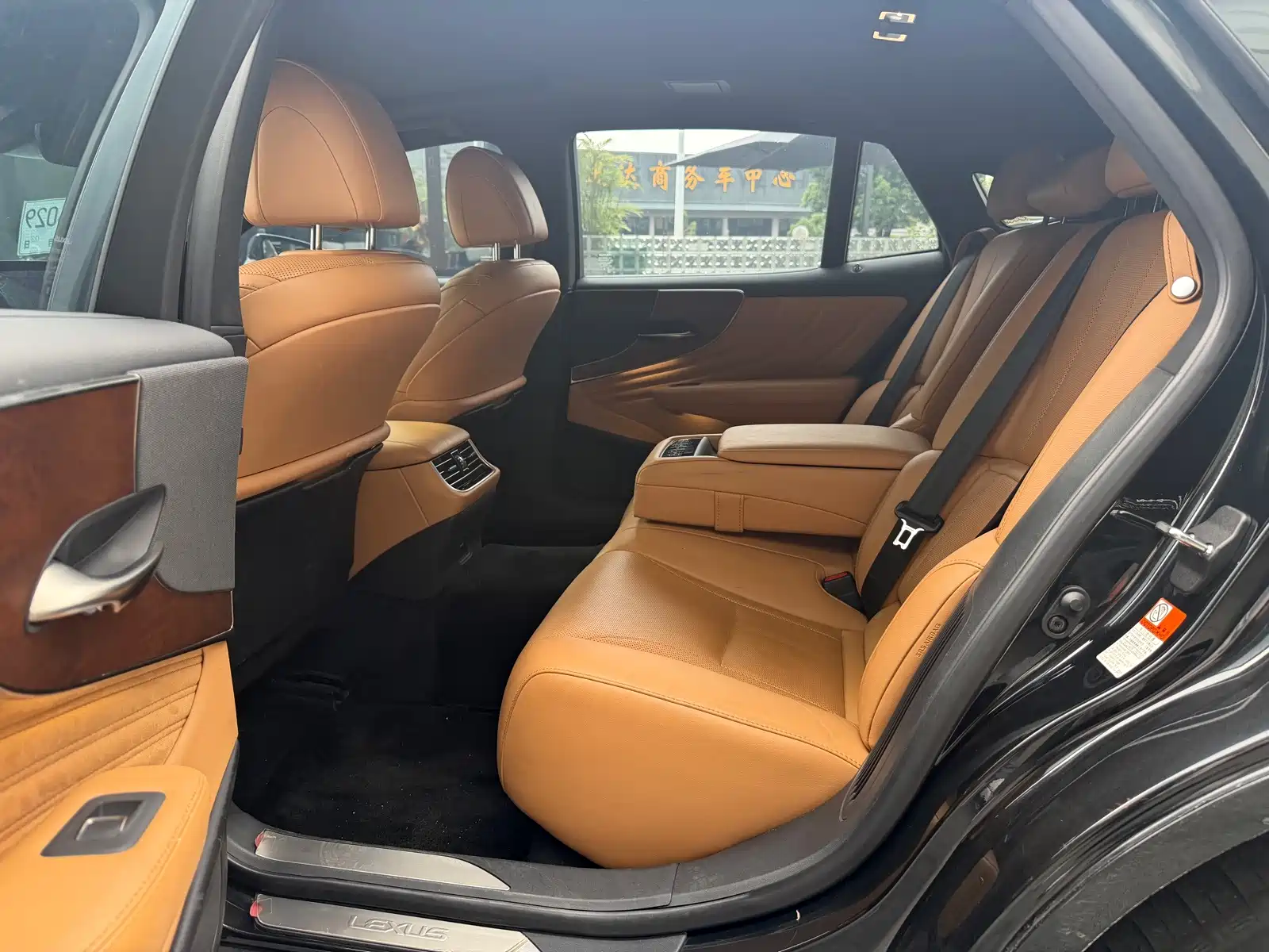 Фото 4 - Lexus LS
