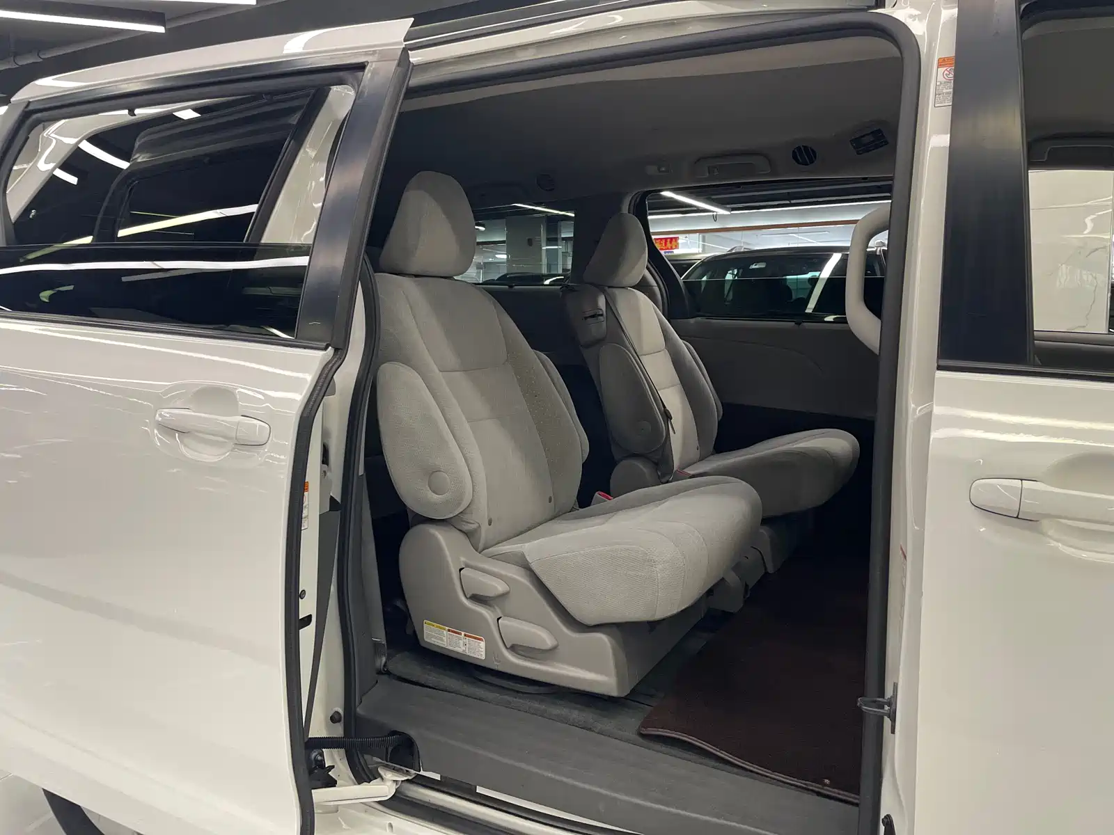 Photo 10 - Toyota Sienna