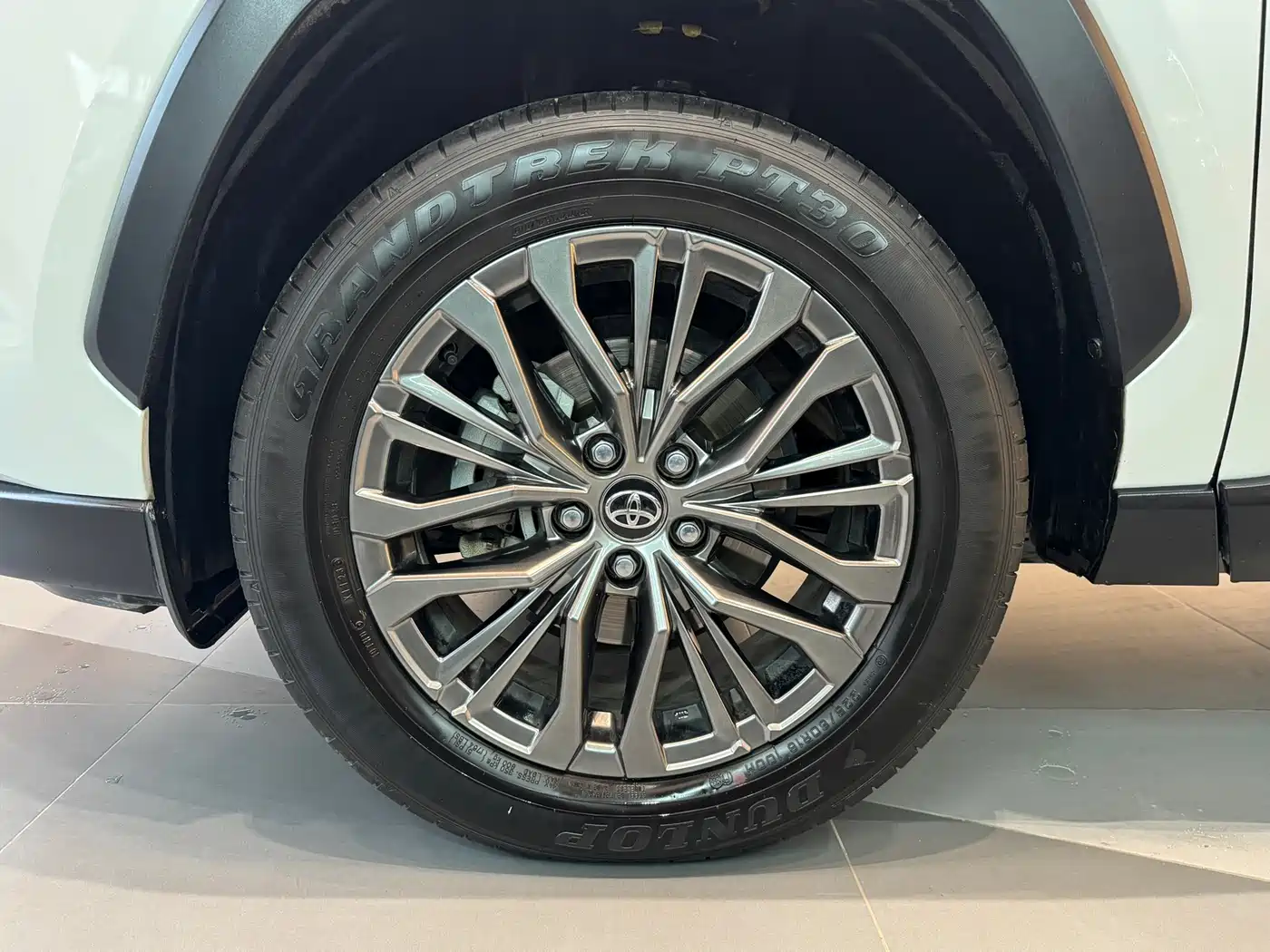 Toyota Wildlander 2023 Hybrid 2.5L E-CVT AWD Premium Edition фото 16