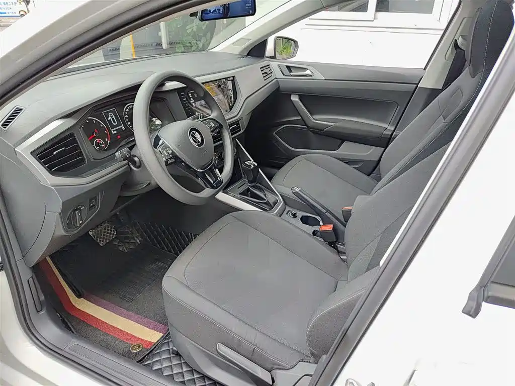 VOLKSWAGEN POLO