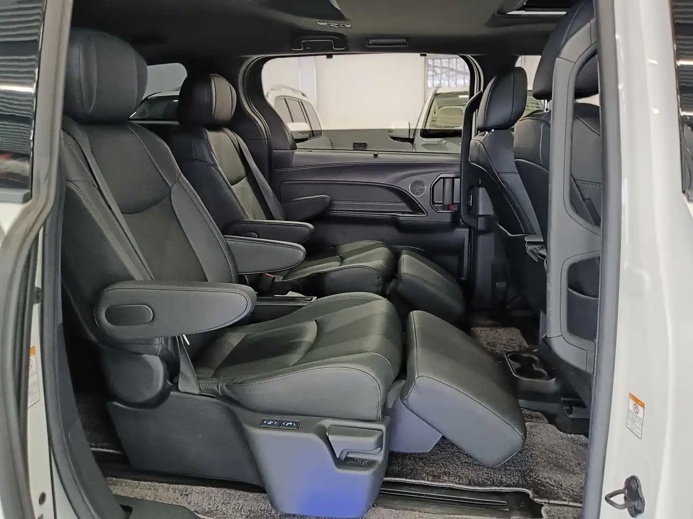 Toyota Sienna 2023 2.5L Hybrid Premium Edition фото 18