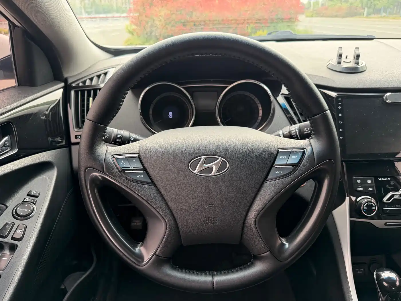 Hyundai Sonata 2014 2.0L Automatic Luxury фото 8