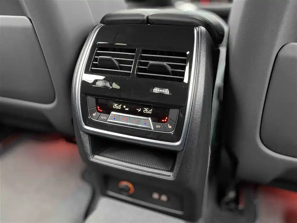 BMW XM 2023 Model Base фото 25