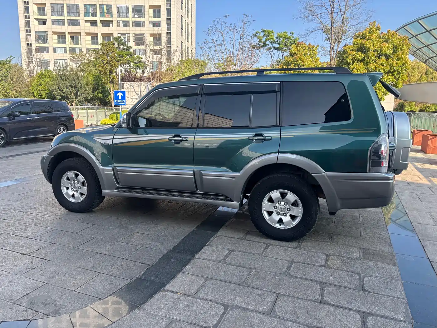 Mitsubishi Pajero 2011 Mitsubishi Pajero V73 3.0L AT GLS фото 6