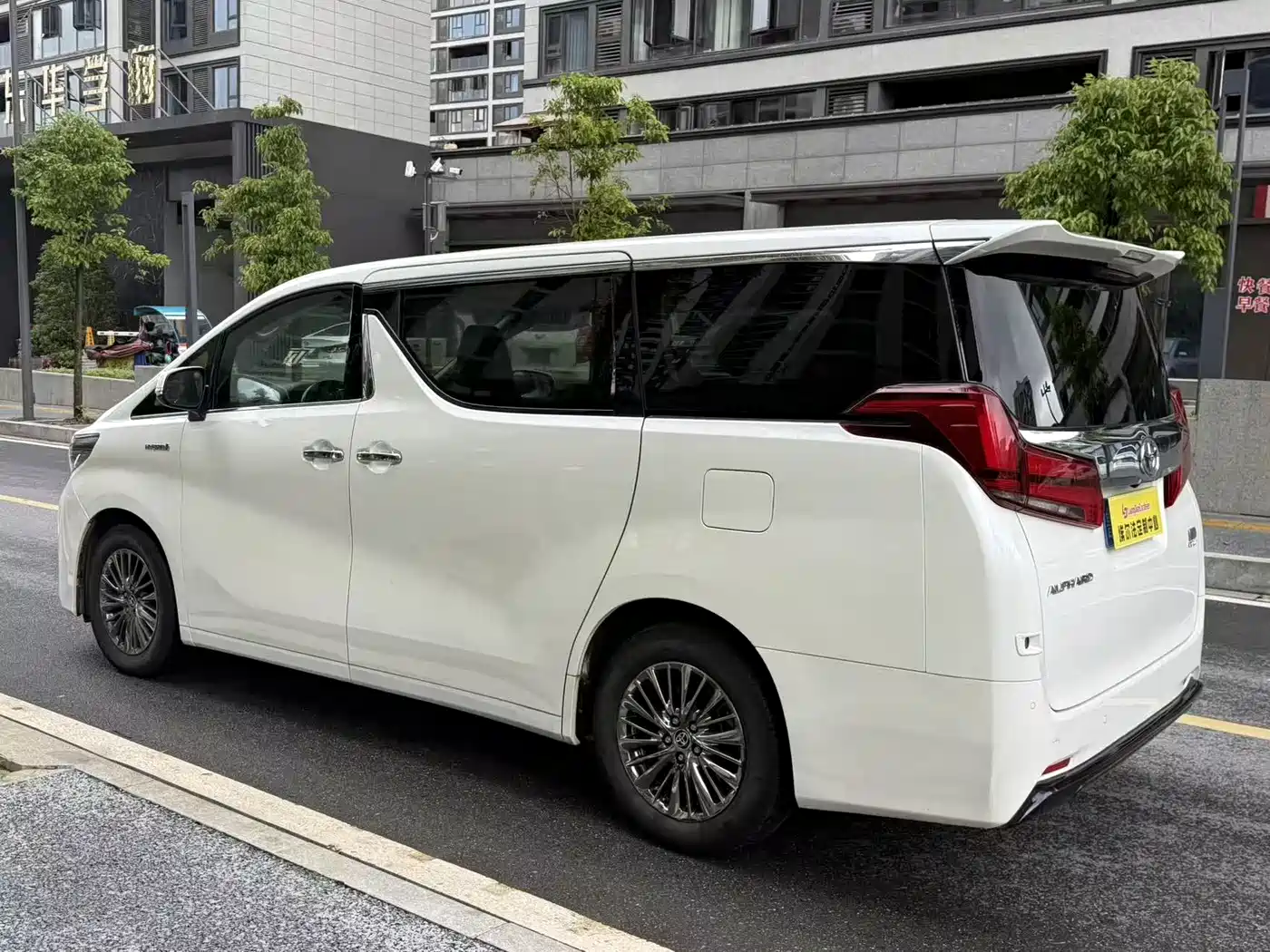 Toyota Alphard 2019 Hybrid 2.5L Luxury фото 4