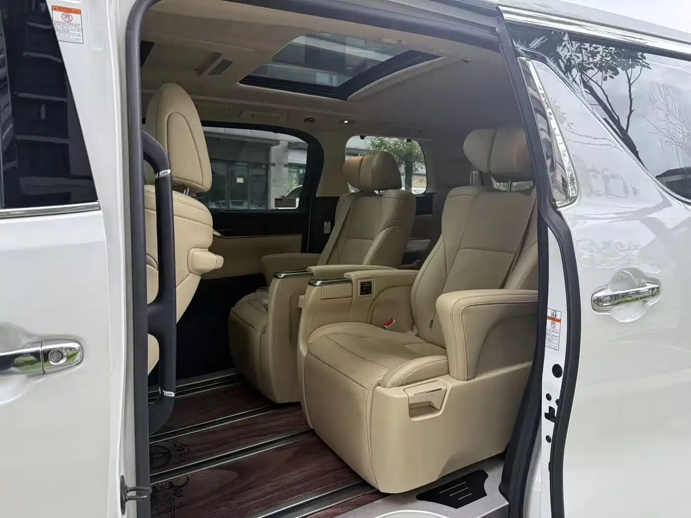 Toyota Alphard 2019 Hybrid 2.5L Luxury фото 8