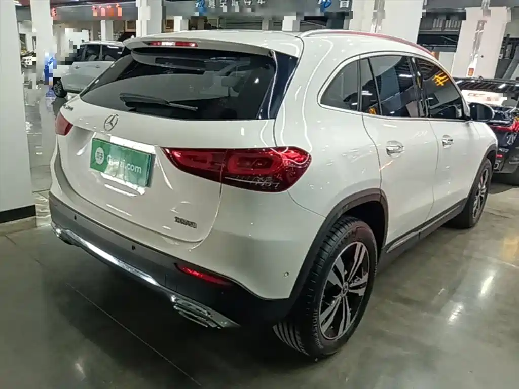MERCEDES-BENZ GLA