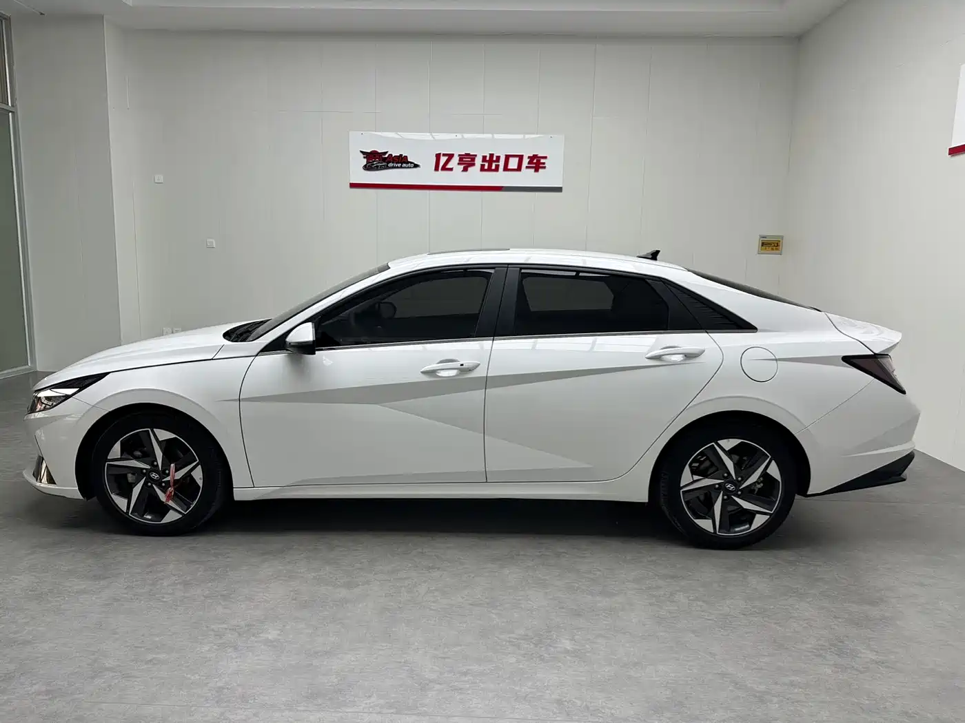 Hyundai Elantra 2023 1.5L CVT GLX Elite Edition фото 4