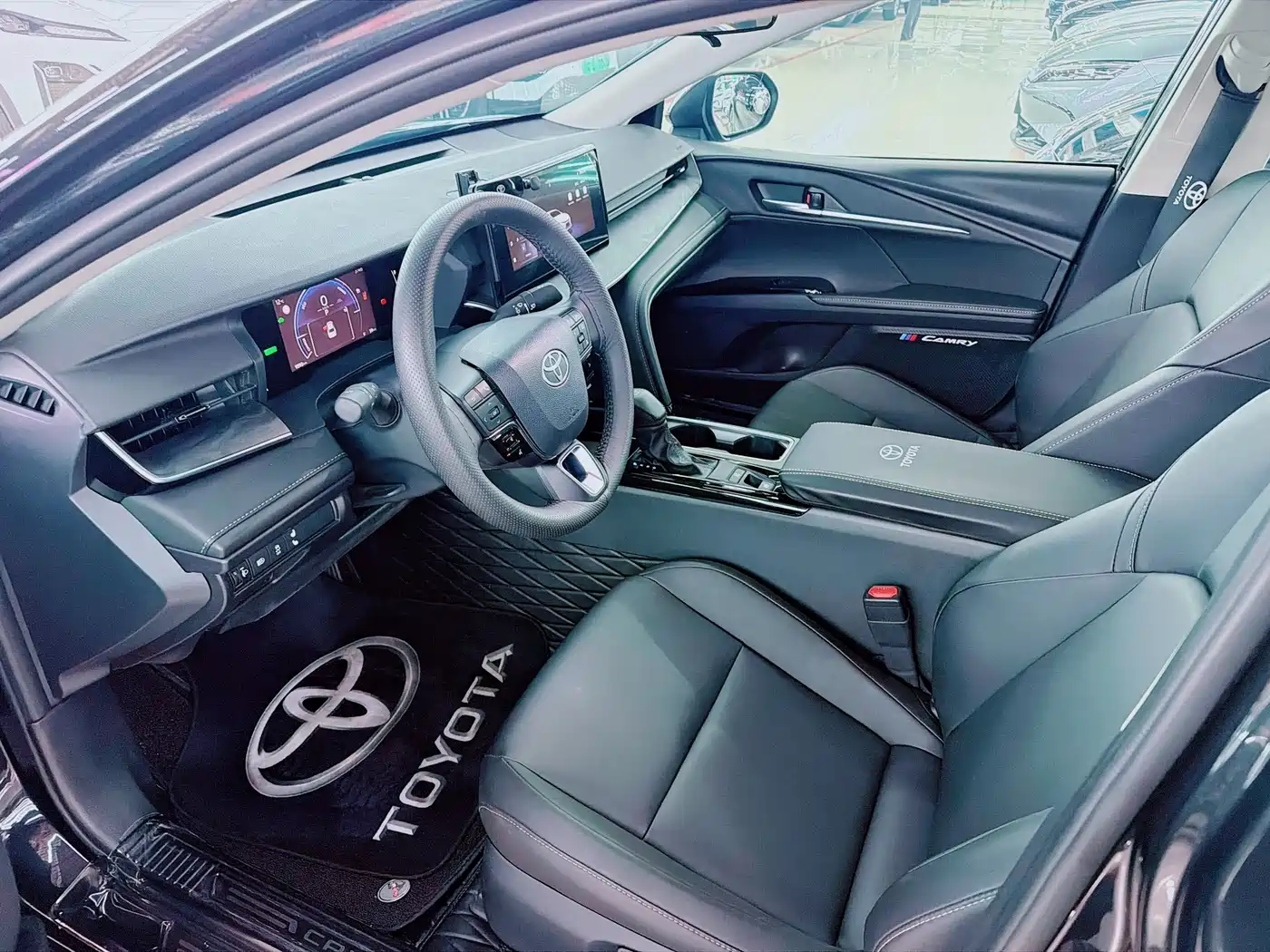 Toyota Camry 2024 Hybrid 2.0HE Elite Edition фото 7