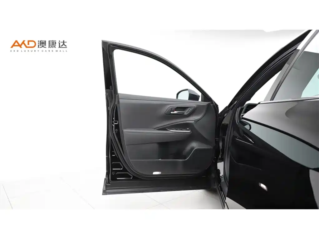 Toyota Crown SportCross 2023 2.5L SportCross HEV FWD Premium Edition фото 10