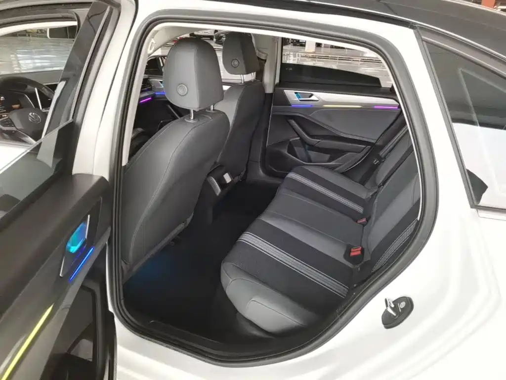 صورة 17 - Volkswagen Sagitar