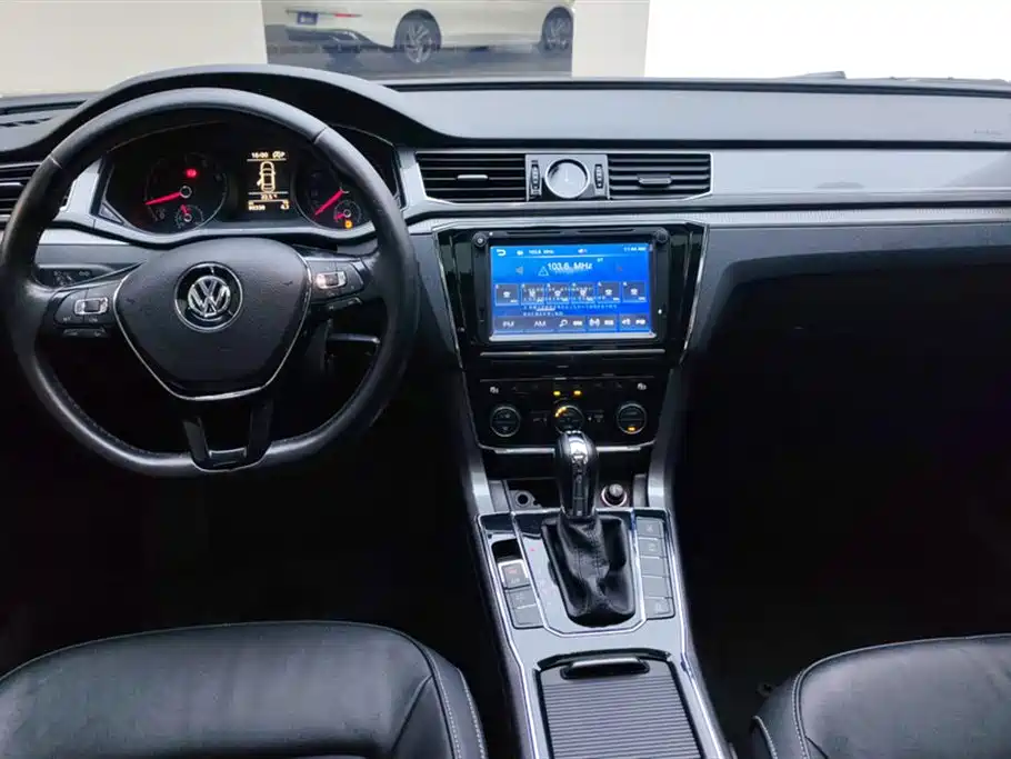 Volkswagen Passat 2016 330TSI DSG Honor Edition фото 12