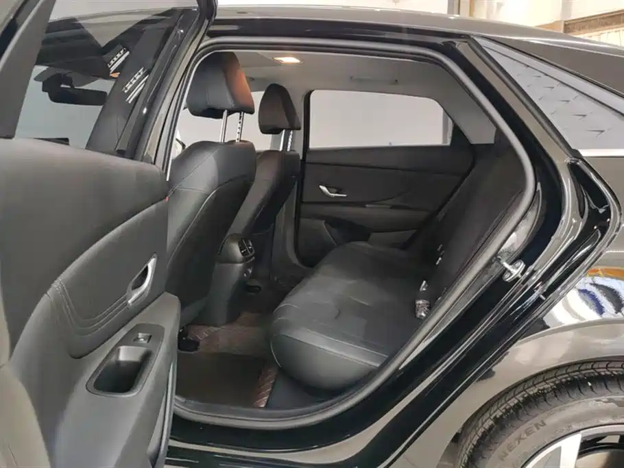 Hyundai Elantra 2023 1.5L CVT GLX Elite Edition фото 11
