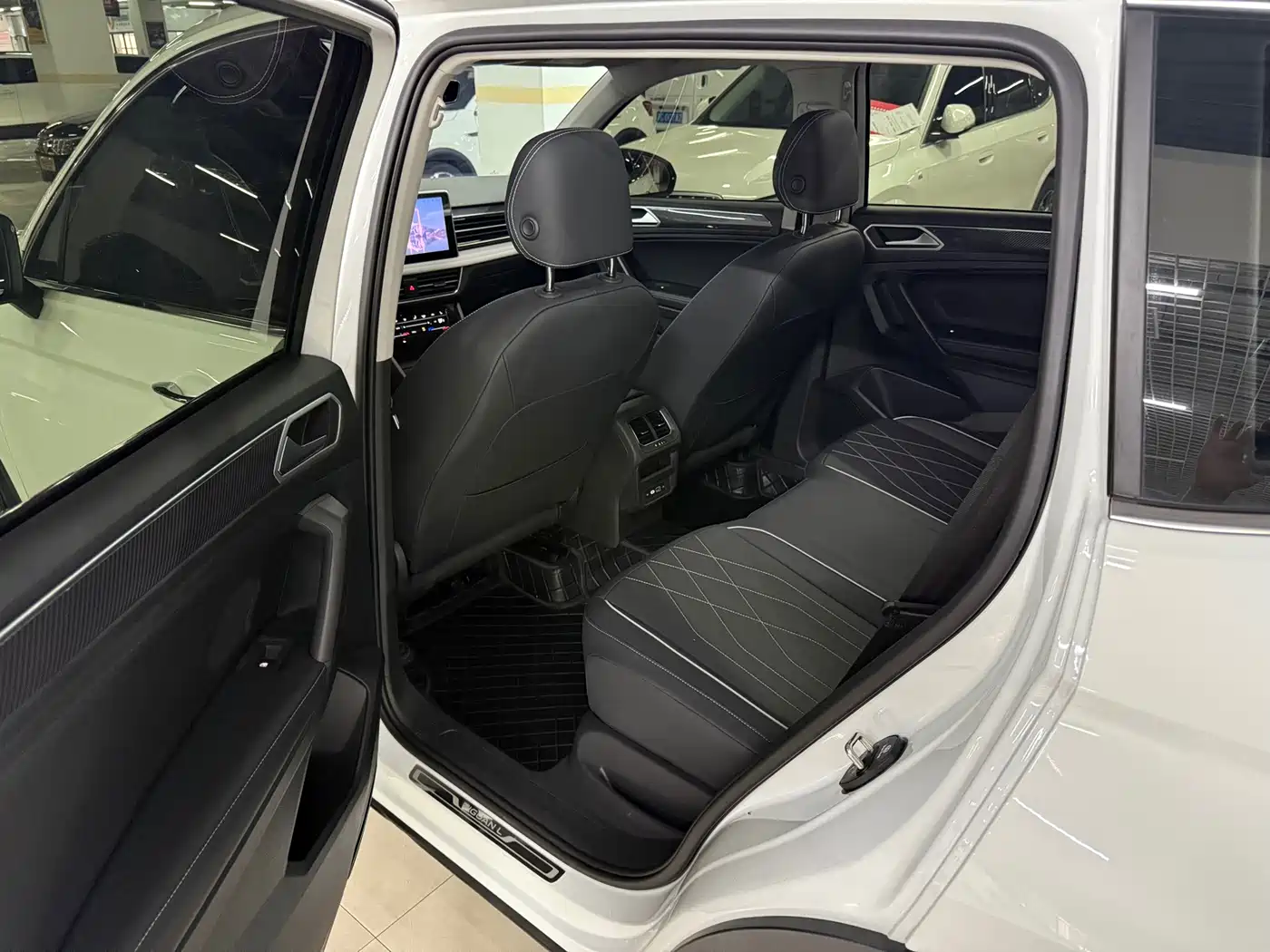 Фото 8 - Volkswagen Tiguan L