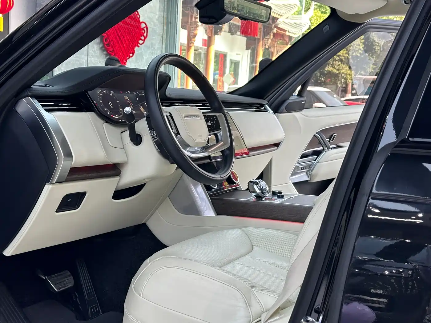 Land Rover Range Rover 2023 3.0 L6 360PS Golden Age Edition фото 4
