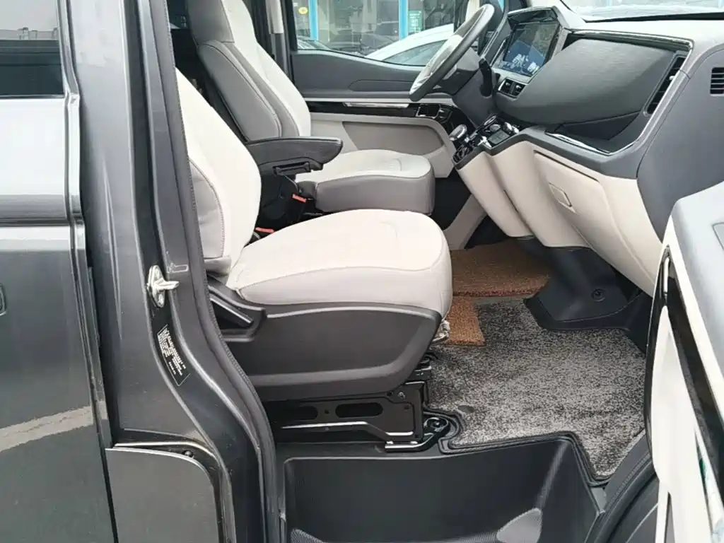 Sinotruk Xianfeng V 2025 2025 Multi-function PRO 2.0T Auto Short Wheelbase Low Roof