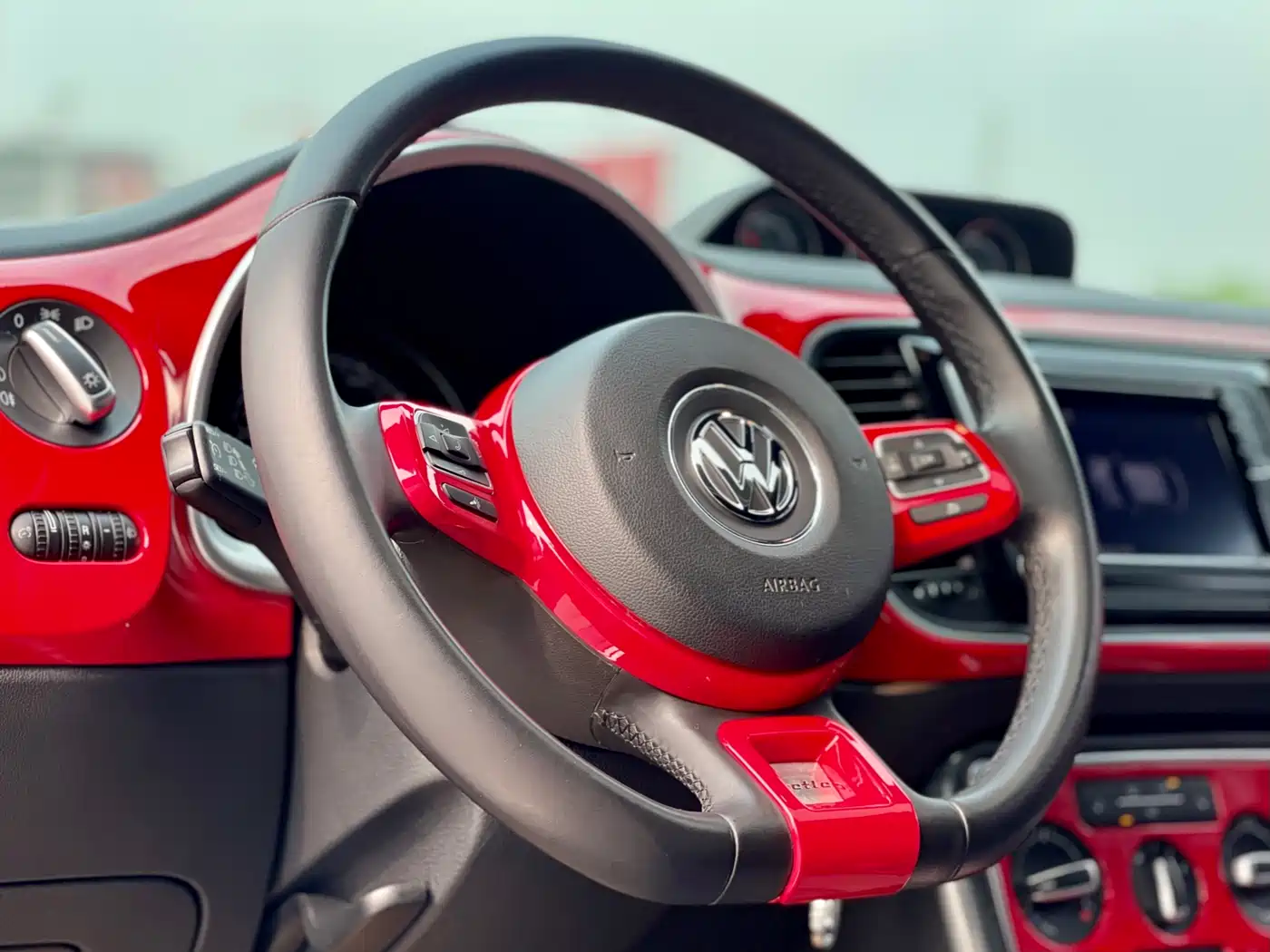 Volkswagen Beetle 2018 180TSI Trend Joy Edition фото 14