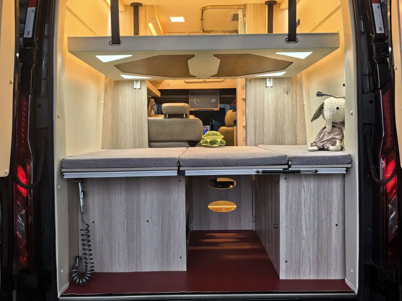 Maxus MAXUS V90 RV 2021 2021 2.0T Travel Home V90 Self-Contained Class B RV Luxury Transverse Bed
