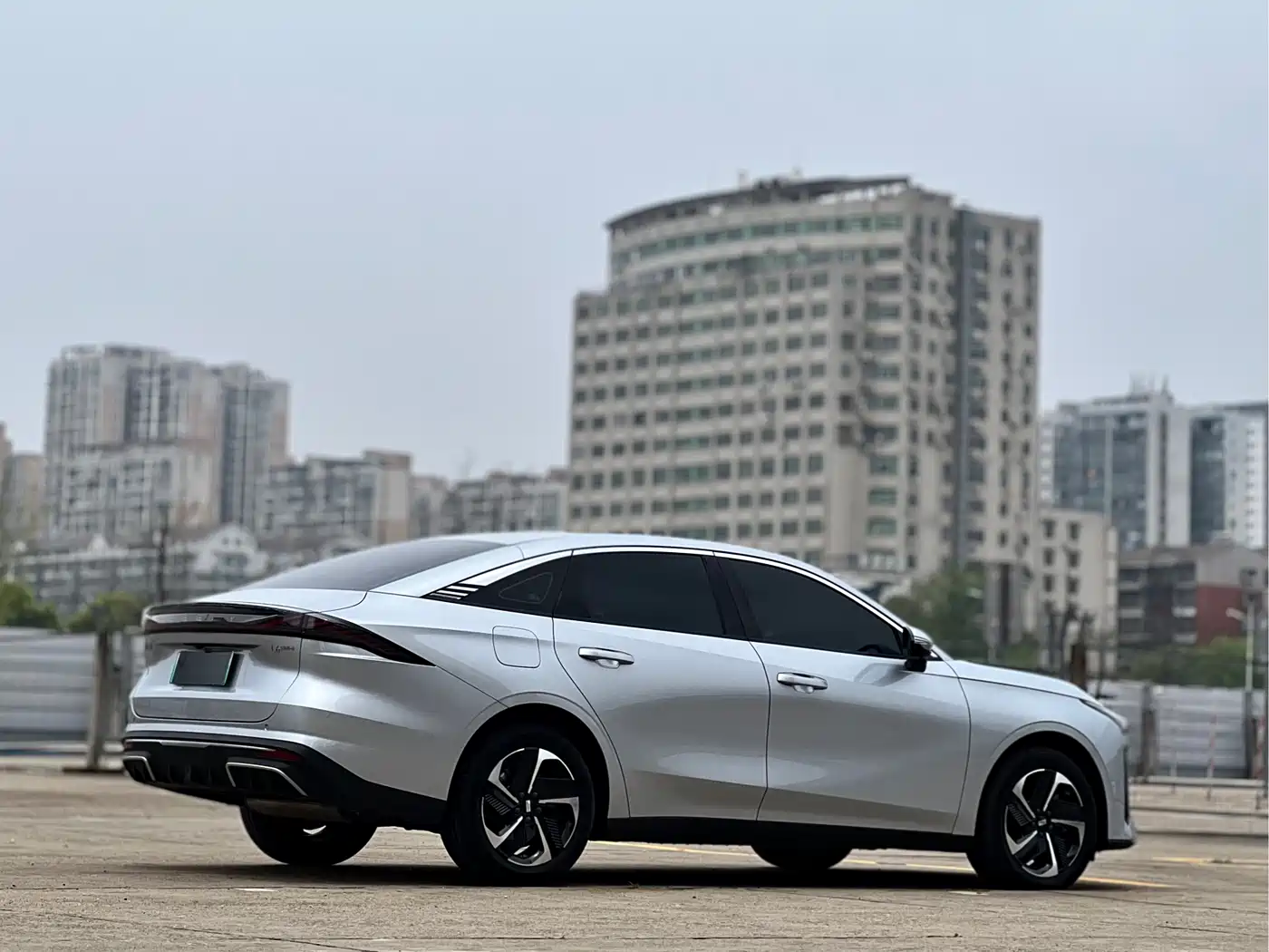 Geely Galaxy Galaxy L6 2025 EM-i 140km Starship Edition фото 9
